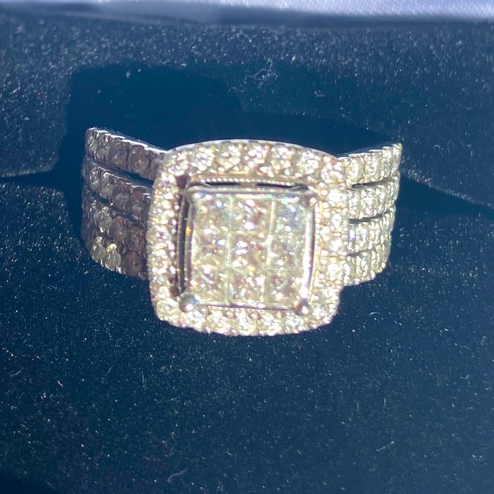 Gorgeous 10k White Gold lady’s Cast Diamond Ring.